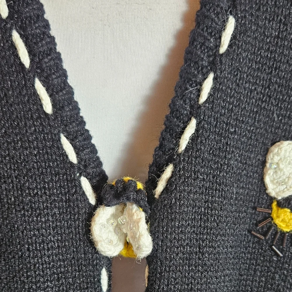 Vintage 90s Bumblebee Daisy Knit Vest Sz XL ? 3D Beaded Boho Grannycore Cottage - Picture 4 of 16